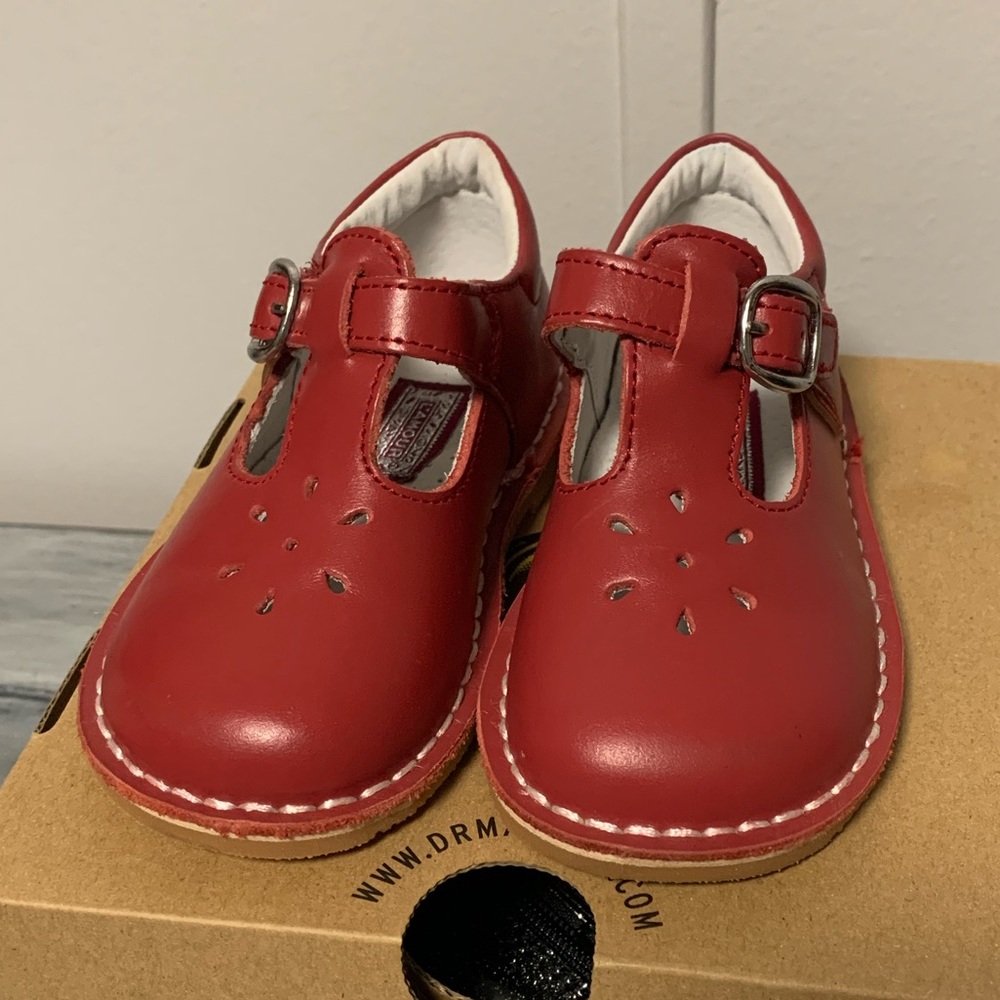 L’amour Red Mary Janes Baby size 7 Excellent condition barely worn